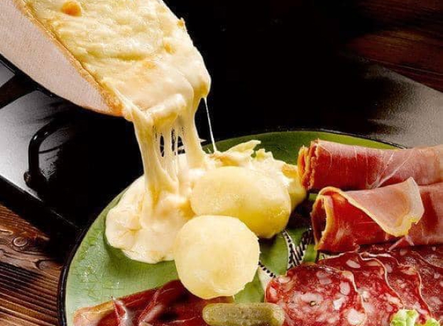 Raclettte avec charcuterie au restaurant Savoyard Ô Chalet à Meaux, Seine et Marne 77